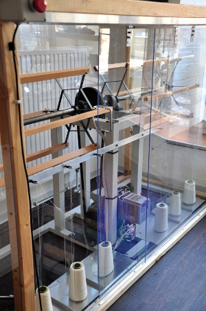 Skein winder winding cone yarn into skeins